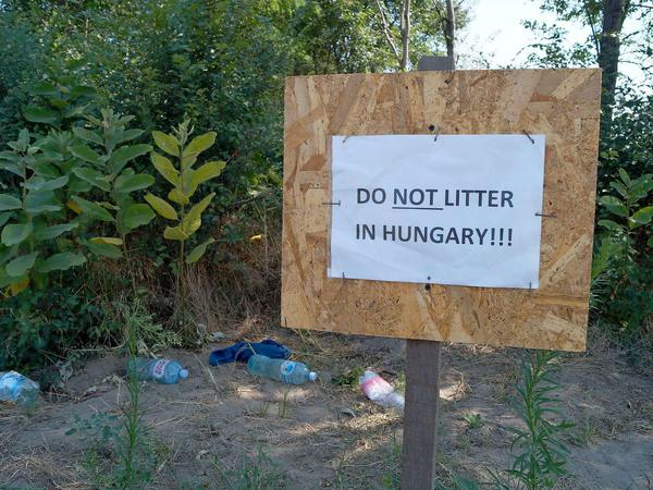"Macht Ungarn nicht schmutzig!!!", lässt jemand die Flüchtlinge wissen. 