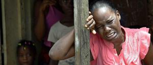 Eine Frau in Monrovia weint um Angehörige, die an Ebola gestorben sind. Allein in Liberia sind mehr als 2000 Menschen an der Viruskrankheit gestorben. Ein Ende der Krise ist nicht in Sicht. 