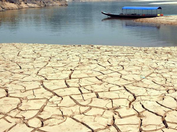 Der niedrige Wasserstand am Mekong-Fluss führt zum einen dazu, dass in der Landwirtschaft in Vietnam und Kambodscha Wassermangel herrscht. Die Trockenheit vermindert zudem die Stromproduktion entlang der Flüsse in Südostasien. 