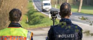 Geschwindigkeitskontrolle der bayerischen Polizei mit einer Laserpistole.