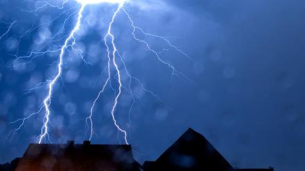 Ein Blitz schlägt während eines Gewitters ein (Symbolbild).