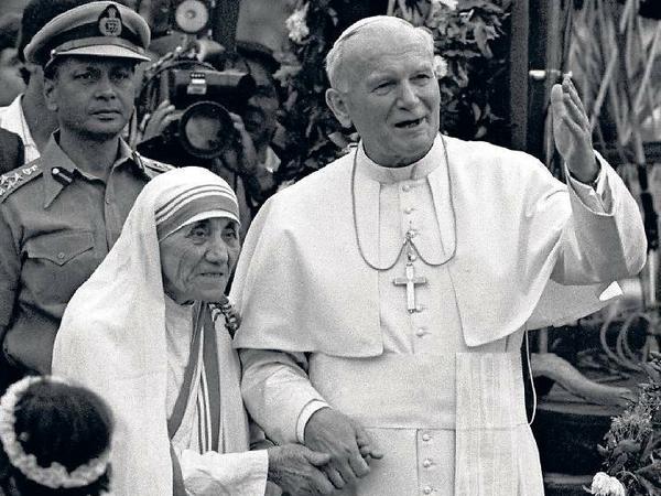 Förderer. Mit Johannes Paul II. hatte Mutter Teresa auch im Vatikan einen engen persönlichen Freund. 1986 besuchte er sie in Kalkutta.