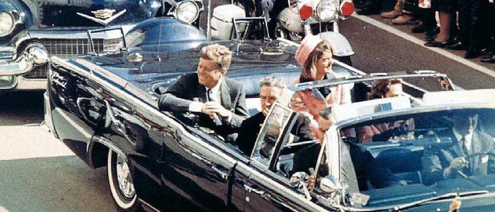 Der Moment davor. US-Präsident John F. Kennedy fährt mit seiner Frau Jaqueline und dem Gouverneur von Texas in einer offenen Limousine durch Dallas. 