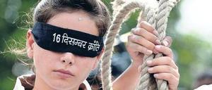 Ein Strang für die Täter. Eine Demonstrantin fordert vor dem Gerichtsgebäude in Neu-Delhi die Todesstrafe. Foto: AFP