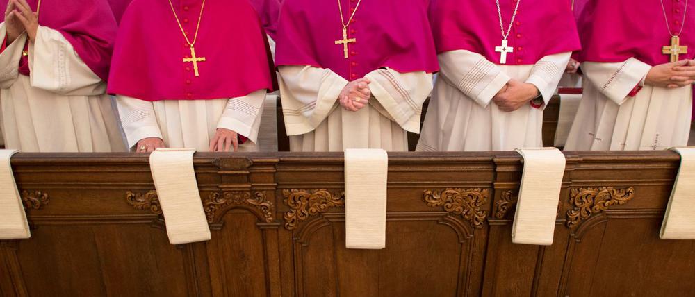 Deutsche Bischöfe bei einem Gottesdienst vor einer Vollversammlung.