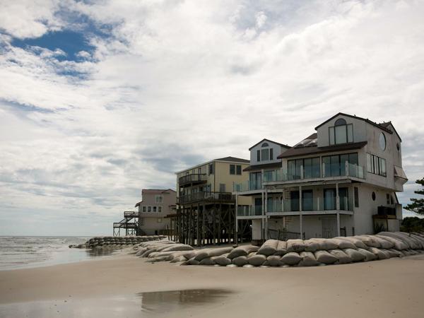 Topsail Island, North Carolina: Mit Sandsäcken versuchen Menschen ihre Häuser vor Hurrikan "Florence" zu schützen.