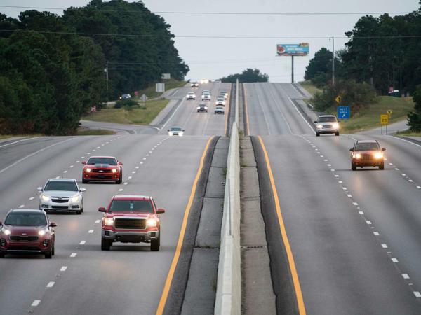 Columbia, South Carolina: Fahrzeuge fahren auf der Interstate 26 auf mehreren Spuren, bevor der Wirbelsturm "Florence" die Region erreicht.