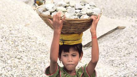 Viele Kinder in Indien werden zu teilweise harter körperlicher Arbeit gezwungen.