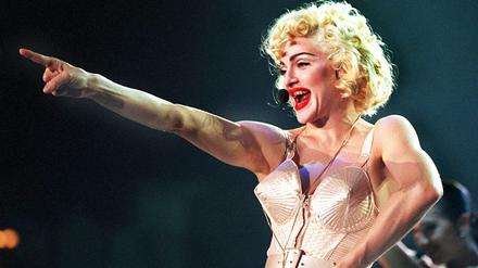 Madonna im Bustier des Designers Jean Paul Gaultier bei der "Blond Ambition World Tour" im Sommer 1990 in Dortmund.