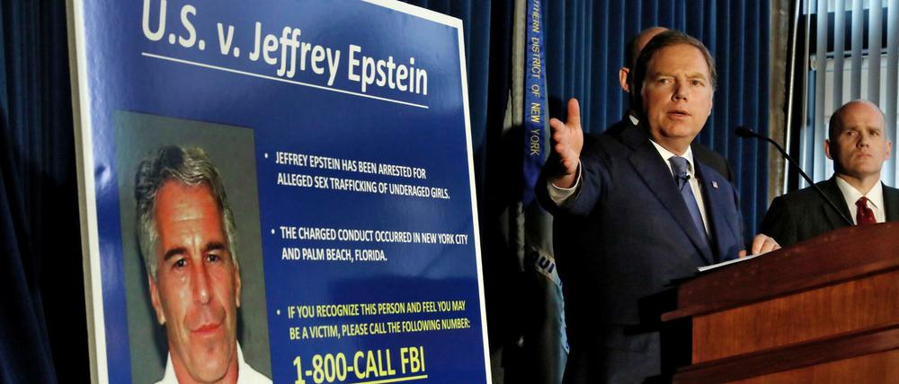 Geoffrey Berman, Staatsanwalt von New York, spricht während einer Pressekonferenz zum Fall des Milliardärs Epstein. Dutzende minderjährige Mädchen soll der US-Milliardär Jeffrey Epstein laut Vorwürfen der New Yorker Staatsanwaltschaft missbraucht haben.