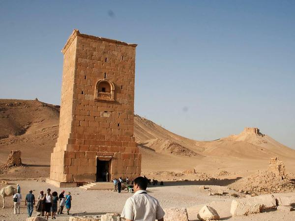 Bessere Zeiten. Einer der Grabtürme der Nekropole von Palmyra war für Touristen zur Besichtigung freigegeben, wie die Aufnahme von 2009 zeigt. Wahrscheinlich ist auch dieser Turm inzwischen zerstört.