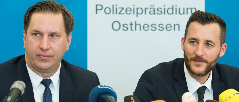 Daniel Muth (l), Kriminaloberrat der Kriminaldirektion Osthessen, und Thomas Hauburger, Sprecher der Staatsanwaltschaft Gießen am Donnerstag vor der Presse. 