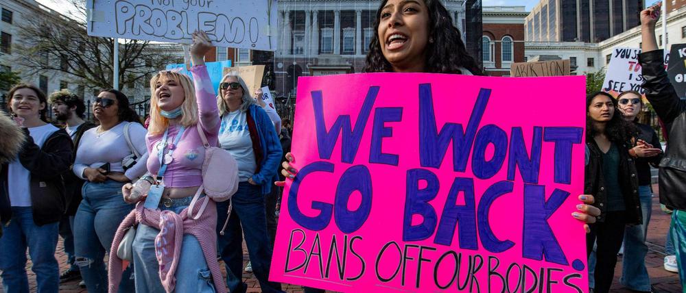 In Boston demonstrieren Frauen für ein Recht auf Abtreibung.