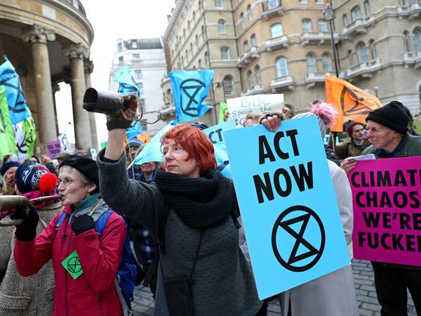 Es ist Zeit für mehr Klimaschutz, meinen Demonstranten vom Netzwerk Extinction Rebellion bei einer Demo in London.