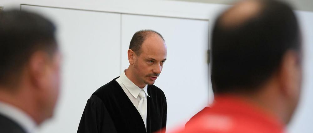 Der Vorsitzende Richter Jost Holtzmann (M) eröffnet im Gerichtssaal des Landgerichts den Prozess gegen den 48-jährige Angeklagten.