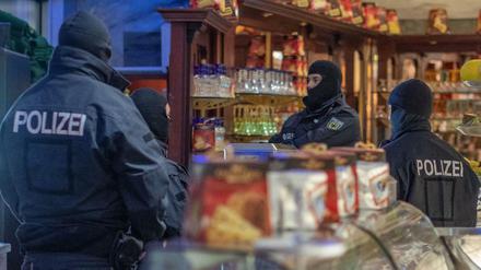 Polizisten stehen in einem Eiscafé in der Duisburger Innenstadt. 