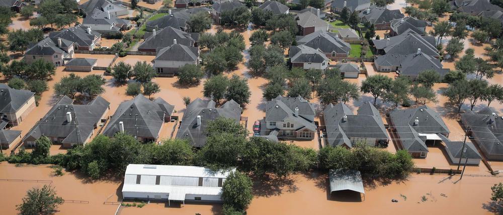Braune Brühe überall: ein überflutetes Wohngebiet in Texas.