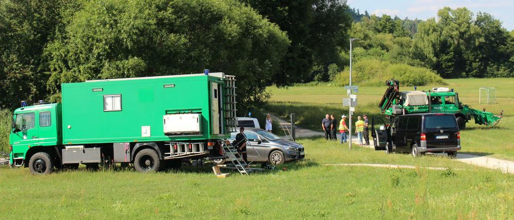 Bereitschaftspolizei aus Nürnberg sucht die Pegnitzwiese nach der vermissten Tramperin ab. 