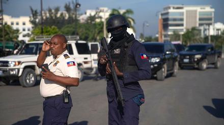 Bewaffnete Sicherheitskräfte patrouillieren auf den Straßen der haitianischen Hauptstadt Port-Au-Prince.
