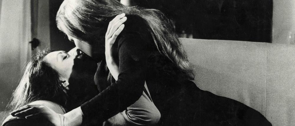 Lesbischer Kuss in einem anonymen italienischen Film aus den Siebzigern.