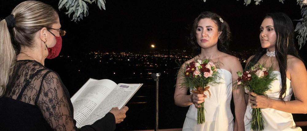 Alexandra Quiros und Dunia Araya (re.) schlossen die erste gleichgeschlechtliche Ehe in Costa Rica.
