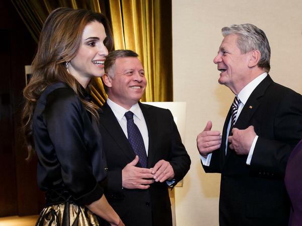 Bundespräsident Joachim Gauck, der jordanische König Abdullah II. und Königin Rania unterhalten sich vor einem gemeinsamen Abendessen bei Gaucks Besuch 2015 in Jordanien.