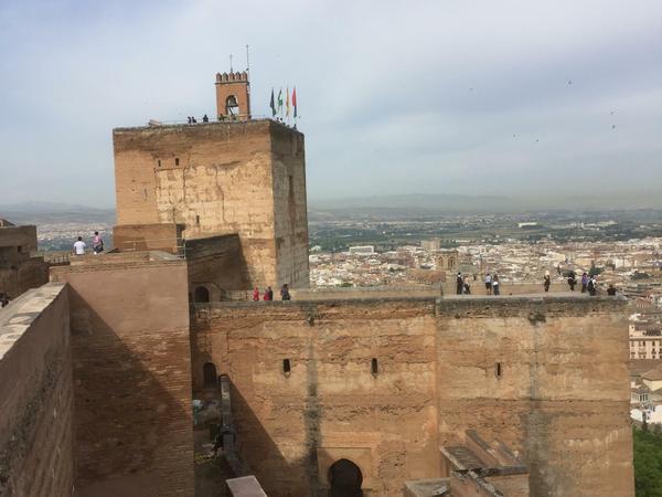 Die Festung Alcazaba ist der älteste Teil der Alhambra. Innerhalb ihrer Mauern fanden sich Wohnviertel. Die Aussicht auf die Stadt ist atemberaubend. 
