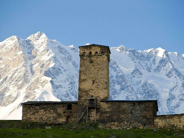 Ein Wehrturm vor dem Berg Schchara in Uschguli. Das kleine Dörfchen im Kaukasus zählt zum Unesco-Weltkulturerbe.