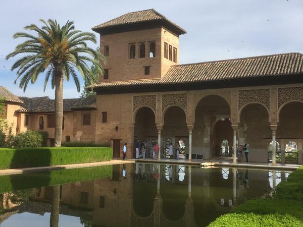 Palast des Portikus - eine ehemalige Königsresidenz aus dem frühen 14. Jahrhundert innerhalb der Mauern der Alhambra. Die Gärten sind sehenswert. 