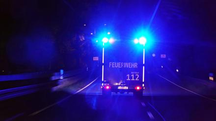 Fahrt in die Nacht: Ein Rettungswagen der Berliner Feuerwehr.