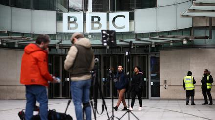 Wie unabhängig ist die BBC? Darüber ist in Großbritannien ein heftiger Streit entbrannt.