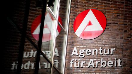 Der Schriftzug ·Agentur für Arbeit· hängt am Gebäude der Bundesagentur für Arbeit im Stadtzentrum. 