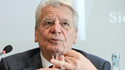 Joachim Gauck sieht ein mögliches AfD-Verbot kritisch. „Es gibt juristische, aber auch politische Gründe, die uns sehr vorsichtig sein lassen sollen“.