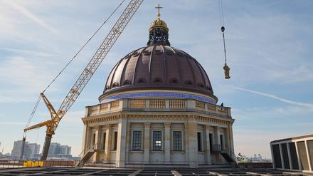 Auf dem Dach des Berliner Humboldt Forums stehen seit Dienstag, 19.03.2024, weitere Balustradenskulpturen.