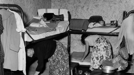 Neu eingetroffene Flüchtlinge beim Beziehen ihrer Betten im Notaufnahmelager Marienfelde 1958 in Berlin (West).