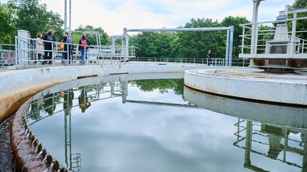 Das Wasserwerk Beelitzhof hat zur Besichtigung und zur Pressekonferenz um die aktuelle Versorgungslage und den Ausblick auf die nächsten Jahre eingeladen.