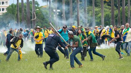 Anhänger des ehemaligen brasilianischen Präsidenten Bolsonaro geraten in der Hauptstadt mit Polizisten aneinander. 