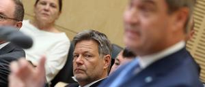 Wirtschaftsminister Robert Habeck verfolgte im Bundesrat die Rede von Markus Söder (CSU).