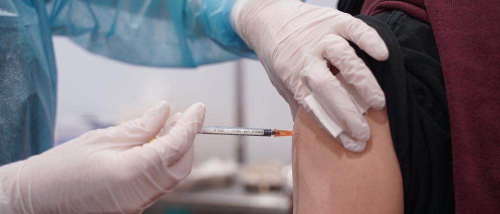 Ein Mann wird gegen das Coronavirus geimpft. (Symbolfoto)