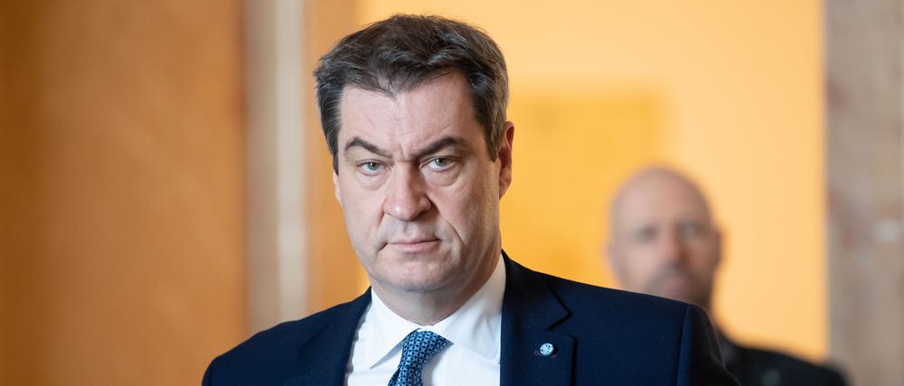 Markus Söder (CSU), Ministerpräsident von Bayern, kommt zu einer Plenarsitzung in den bayerischen Landtag im März 2020 (Archivbild).