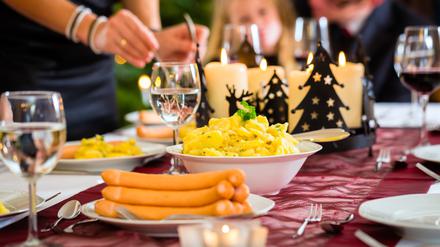 Das traditionelle Weihnachtsgericht Würstchen und Kartoffelsalat sind dieses Jahr deutlich teurer, als noch vor der Verteuerungswelle von Lebensmitteln.