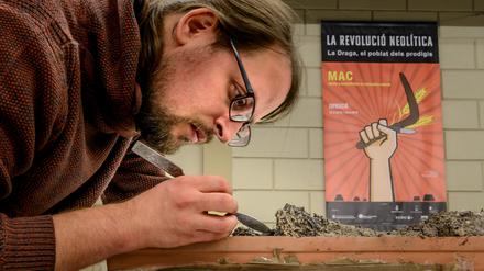 Ferran Antolín im Archäologischen Museum von Katalonien bei der Bearbeitung einer Sedimentprobe aus dem Profil der Pfahlbausiedlung La Draga im Jahr 2019.