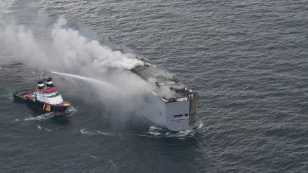Der deutsche Notschlepper „Nordic“ versucht das Feuer, das laut Küstenwache auf dem Frachtschiff mit mehr als 3000 Autos ausgebrochen war, zu löschen. 