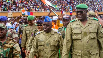 Nigers Militärjunta demonstriert ihre breite Unterstützung in der Bevölkerung mit einer Rally im Stadion der Hauptstadt. 