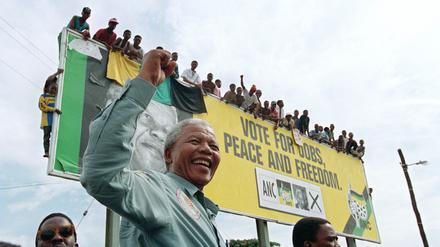 Präsident Nelson Mandela 1994 vor einer Wahlkampfveranstaltung.