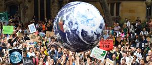 Menschen aus Sydney nehmen am weltweiten Klimaprotest „Friday for Future“ von Schülern und Studenten teil. (Symbol-/ Archivbild)
