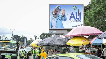 Ein zerrissenes Plakat des ehemaligen Präsidenten Ali Bongo Ondimba an einer Straße in Libreville.