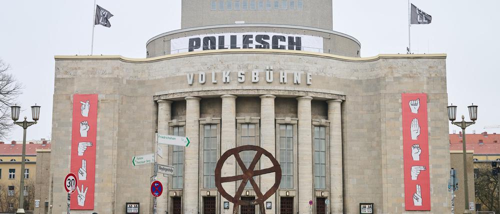 Nach dem Tod von René Pollesch prangte dieses Erinnerungsbanner am dem Theater am Rosa-Luxemburg-Platz.