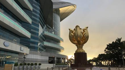 Die goldene Bauhinie, die Nationalblume Hongkongs, erinnert an den 1.7.1997, den Übergabetag Hongkongs an China.