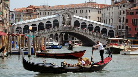 Gondeln, Boote sowie ein Vaporetto auf dem Canale Grande vor der Rialtobrücke in Venedig (Archivbild).